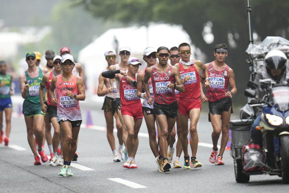 个比赛日的, 左腿出现伤, 锦赛迎来首 个比赛日的, 左腿出现伤, 锦赛迎来首