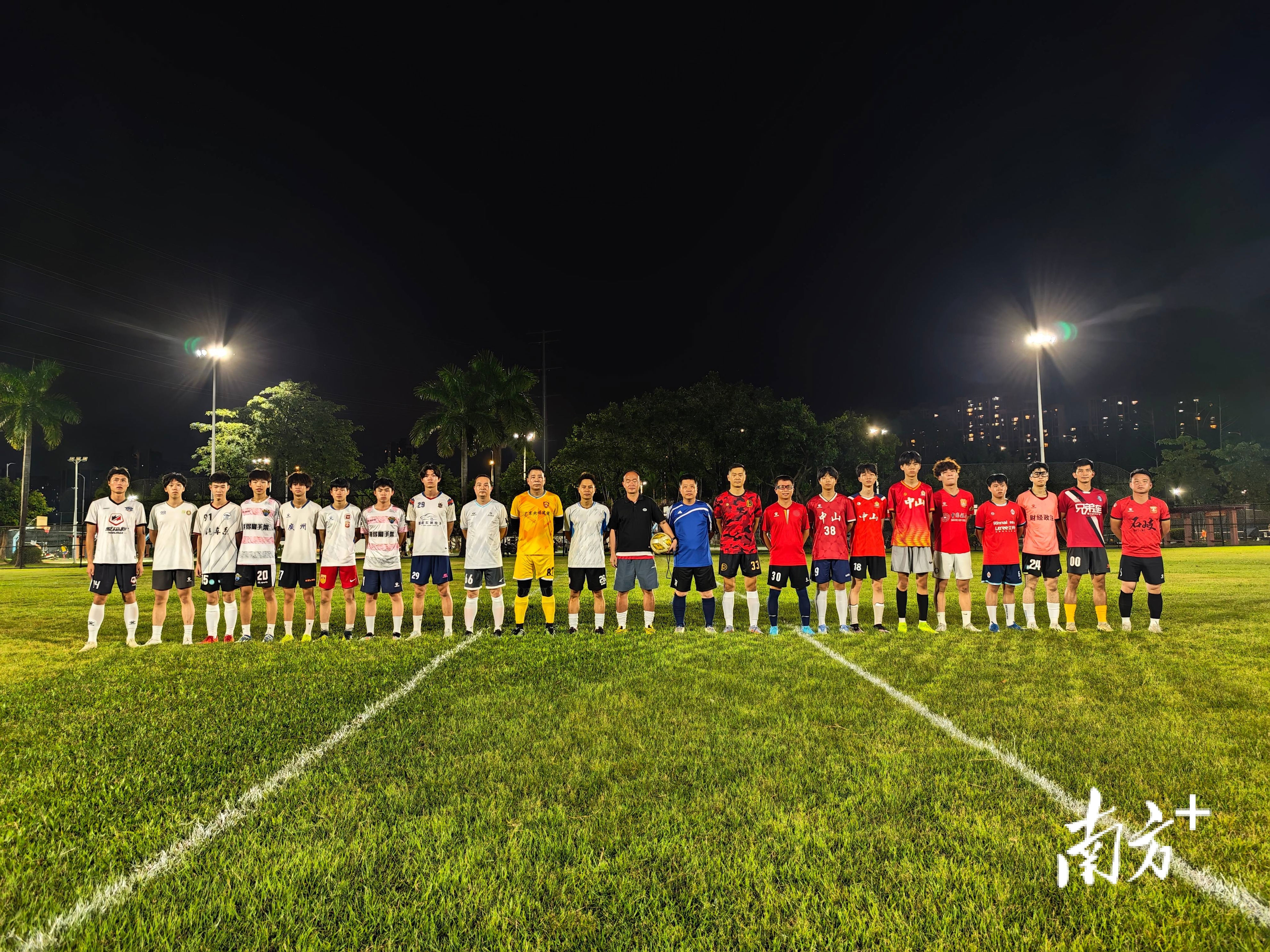 超级周末, 撰文, 练组的目光